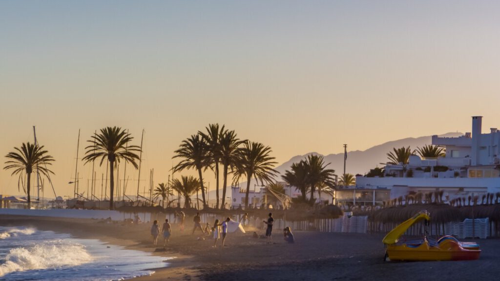 Er zijn meerdere stranden in Marbella en mijn advies zou zijn om langs de boulevard te lopen tot je mooie plek ziet.