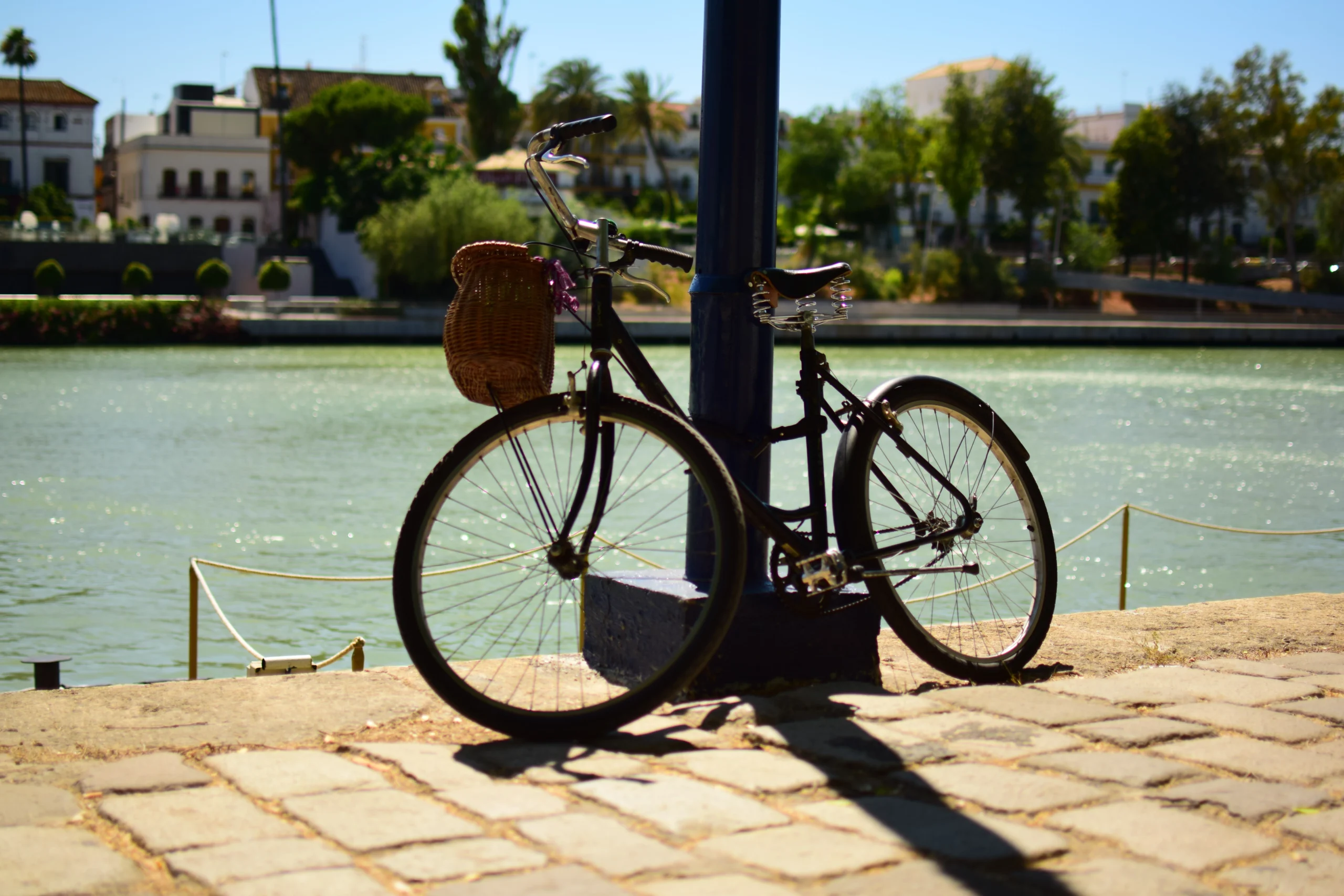 Je kunt door middel van een fietstour Sevilla in een korte tijd bekijken. Ga je dan zelf fietsen of neem je een gids mee?