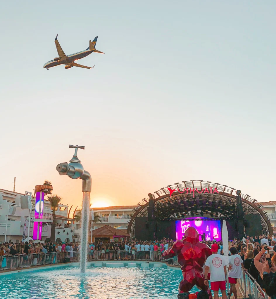 Feesten bij Ushuaïa is voor een aantal mensen het hoogtepunt van hun trip naar Ibiza. Tijdens de zomerperiode zijn hier bijna dagelijks grote artiesten te vinden waaronder Martin Garrix, Calvin Harris en DJ Snake.