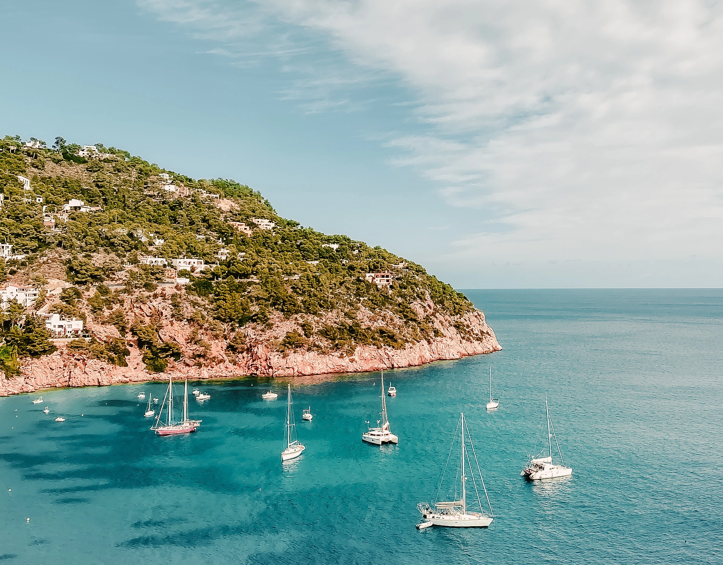 Een vakantie naar Ibiza kan enorm duur worden, echter zijn er ook genoeg mogelijkheden voor een relatief goedkope vakantie.