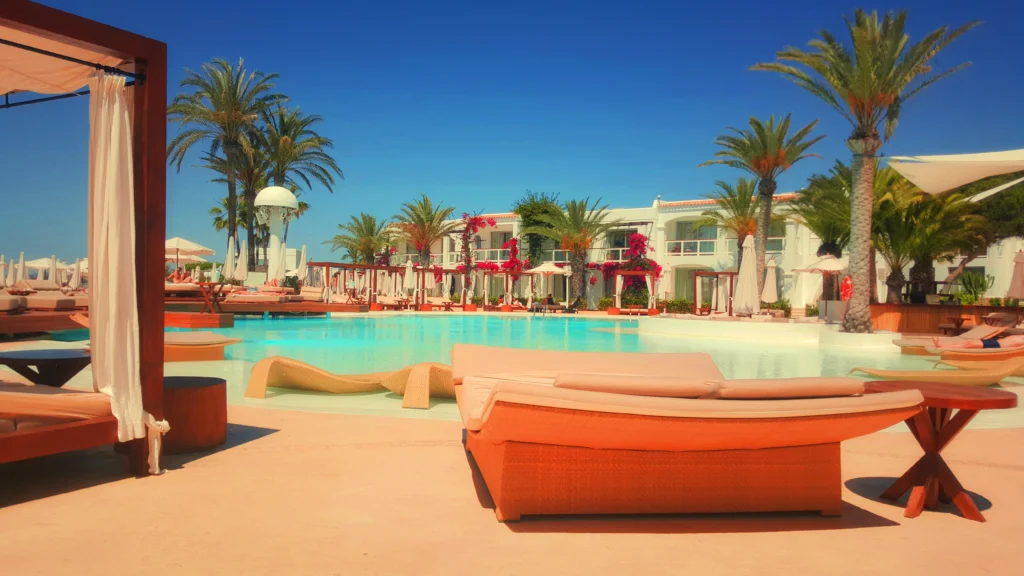 Op Ibiza staan een hoop hotels waar je kunt genieten van complete luxe, je betaald hier echter een hoop geld voor. 