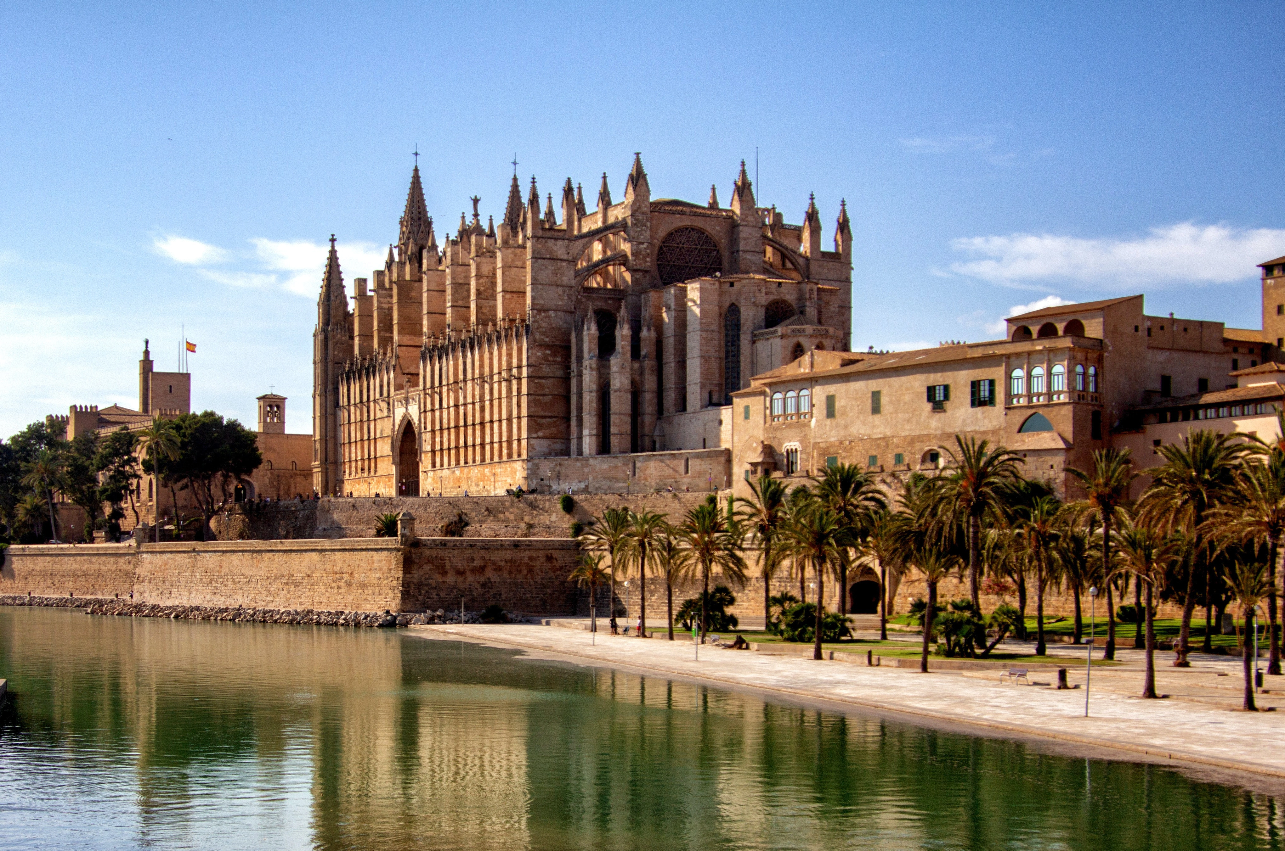 Mallorca kent enorm veel geweldige culture bezienswaardigheden. Onze favoriet is kathedraal La Seu die je kunt vinden in Palma de Mallorca.