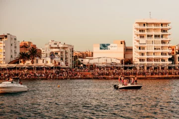 In Ibiza-stad is een hoop te beleven. Zo kun je er bijvoorbeeld een bezoek brengen aan de voormalige stadspoort of aan de oude haven.