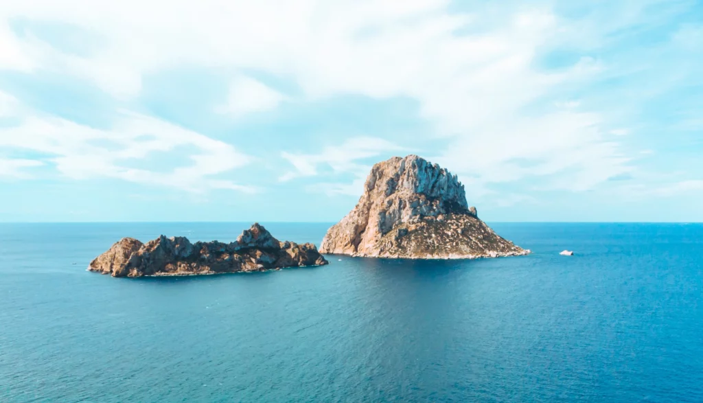 Een van de bekendste bezienswaardigheden op Ibiza zijn de grotten van Es Vedrà & Atlantis.
