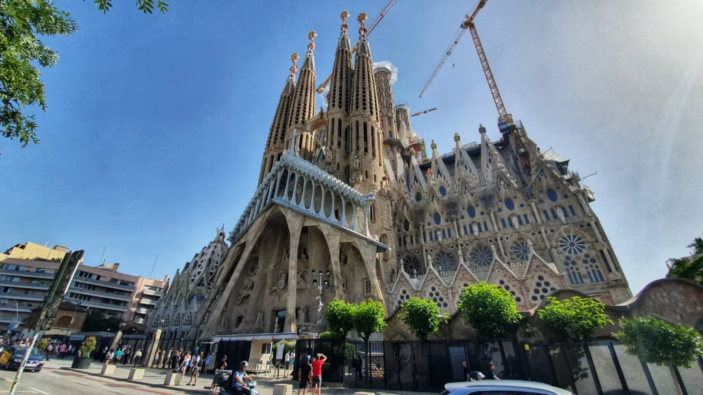 n Barcelona vind je een hoop werken van kunstenaar Gaudí. Onder andere de Sagrada Familia