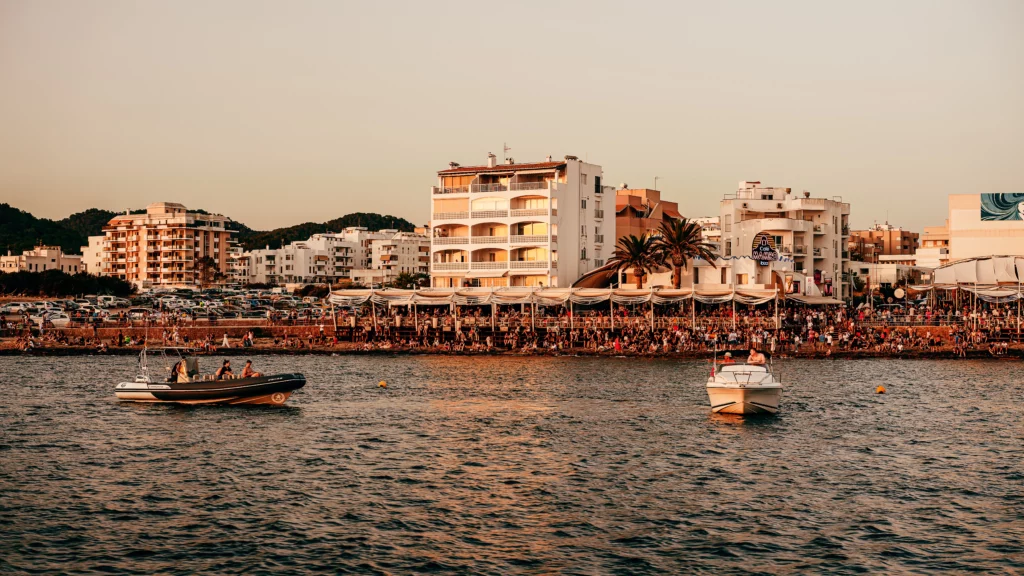 Ibiza is één van de populairste vakantie eilanden van Europa. Jaarlijks reizen zo'n zes tot zeven miljoen toeristen af naar het eiland.