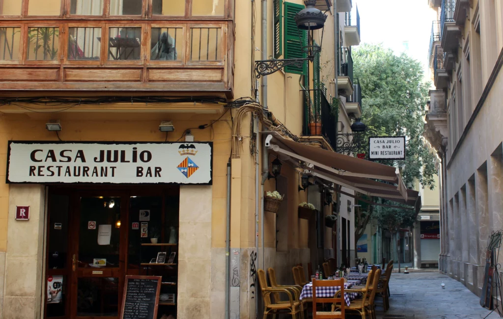 Ook bij restaurants lopen de prijzen uiteen. Gemiddeld zijn de prijzen op Mallorca net wat lager dan de prijzen in Nederland.