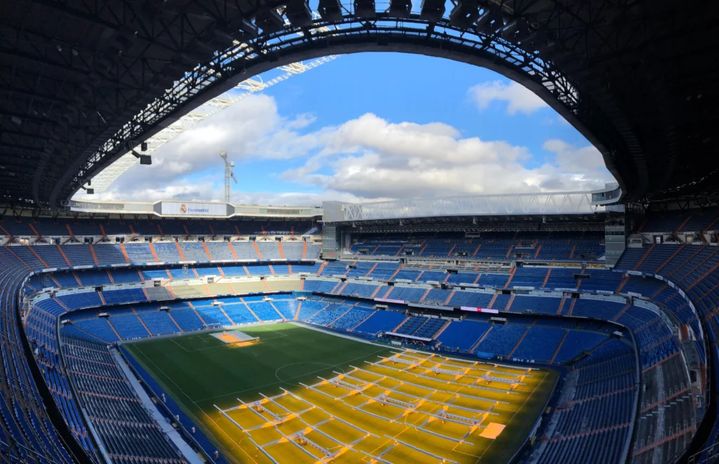 Na het Spotify Camp Nou stadion is Bernabéu het grootste voetbal stadion van Spanje.