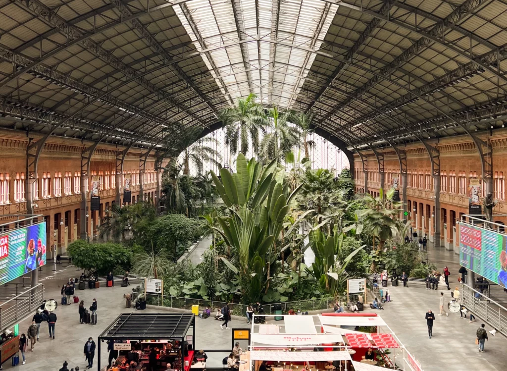 Station Atocha is het Centraal station van Madrid. Vanuit hier vertrekken treinen naar grote Spaanse steden waaronder Barcelona, Sevilla en Valencia. 