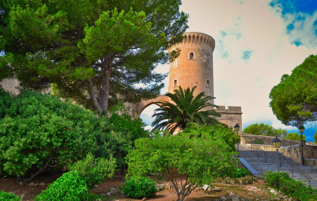 Het kasteel is in 1300 gebouwd in opdracht van koning Jacobus II, de toenmalige koning van Mallorca. 