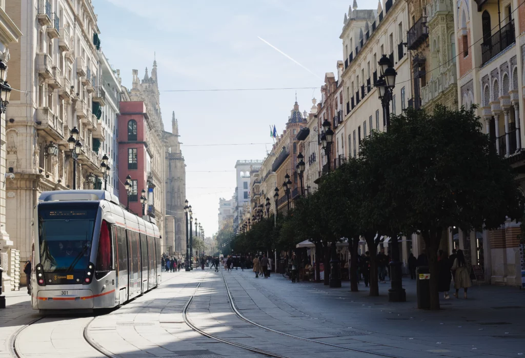 TUSSAM Sevilla is het openbaar vervoersbedrijf dat verantwoordelijk is voor het beheer van het openbaar vervoer in de stad Sevilla.