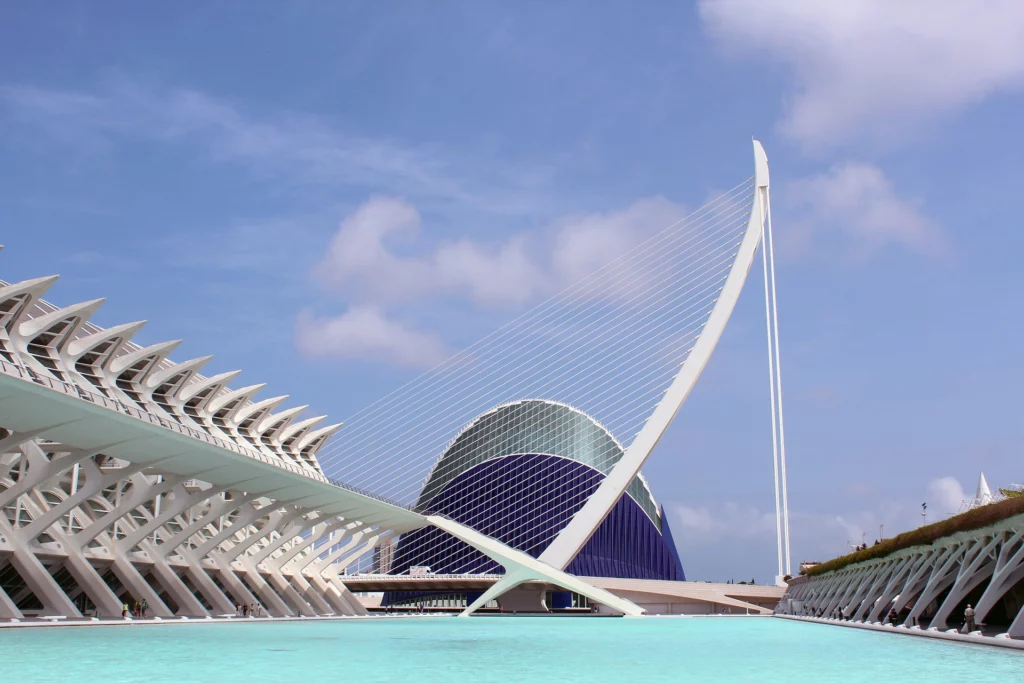 De Stad van Kunsten en Wetenschappen (Ciudad de las Artes y las Ciencias) is een cultureel en architectonisch complex. 