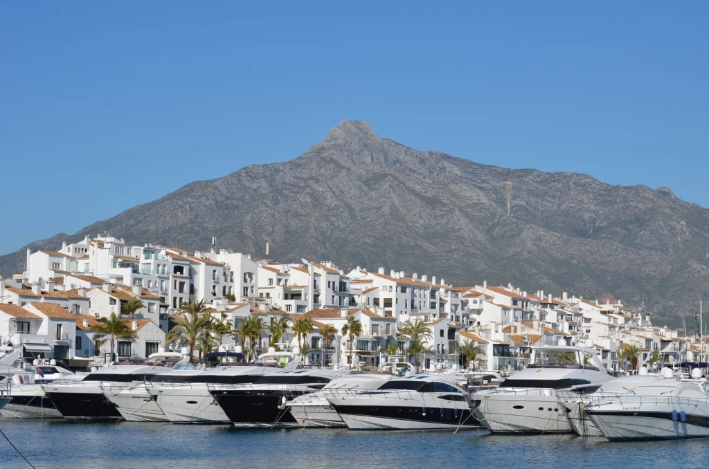 De populairste trekpleister van Marbella is jachthaven Puerto Banús. Een bezoekje aan de haven is absoluut de moeite waard.