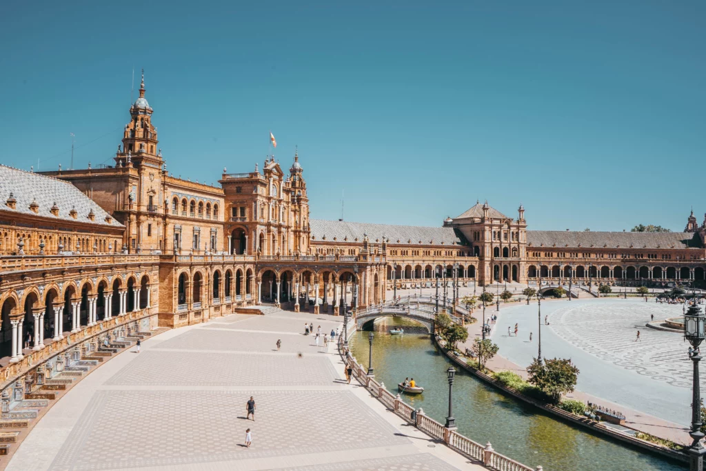 Om te beginnen is een bezoek aan het Koninklijk paleis 'Real Alcazar' een must. Dit is misschien wel de populairste bezienswaardigheid van Sevilla.