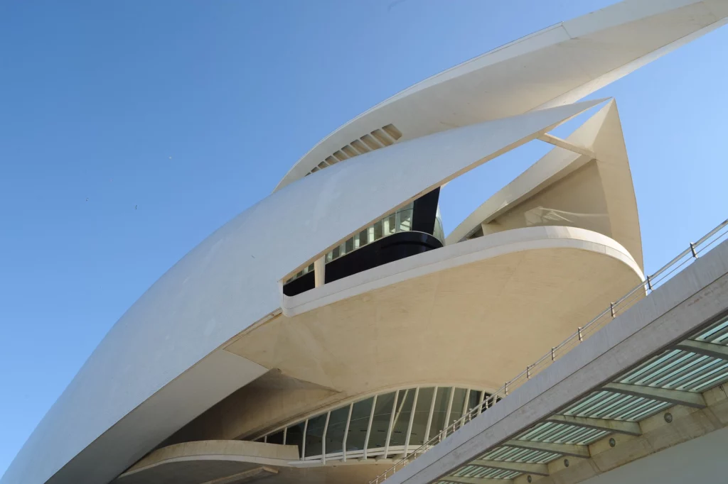 Goedkoop kun je in Valencia een bezoek brengen aan de stad van kunsten en wetenschappen.