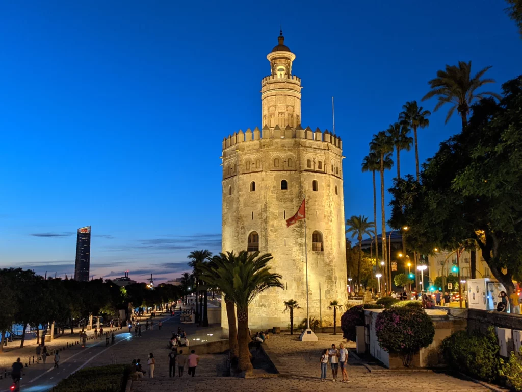 De toren heeft een achthoekige vorm en is gemaakt van gouden kalksteen, vandaar de naam Torre del Oro, wat "Toren van Goud" betekent.