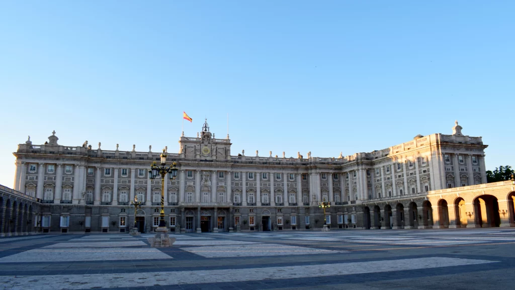 Het Koninklijk Paleis van Madrid is een indrukwekkend paleis dat werd gebouwd tijdens de 16e eeuw.